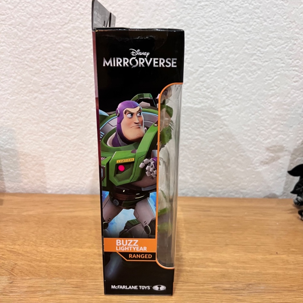 McFarlane Toys Articulated Figure - Disney Mirrorverse - BUZZ LIGHTYEAR (Ranged) - Picture 4 of 6